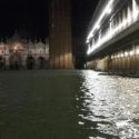 Venezia, l'acqua alta invade la Basilica di San Marco. Si temono gravi danni