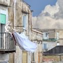 Le opere... scappano dal museo. Le bizzarre foto di Dario Assisi e Riccardo Maria Cipolla al MANN di Napoli