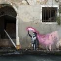 Banksy lascia un murale a Venezia, la Soprintendenza sporge denuncia, il pm chiede archiviazione