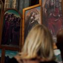 “Nelle Fiandre l'amore si celebra in tutte le forme e i colori”: la bellissima campagna per il restauro del Polittico di Van Eyck 