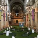 Inghilterra, la Cattedrale di Rochester ospita al suo interno, per un mese, un campo da minigolf