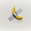 Comedian (banana e nastro adesivo su muro): un'opera in cui tutto è Maurizio Cattelan 