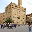 Firenze, in piazza della Signoria arriva un dodecaedro alto sei metri che omaggia Leonardo