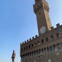 Un uomo in piedi sulla terrazza degli Uffizi: è Event Horizon di Gormley