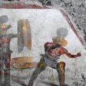 Pompei, scoperto un grande affresco con due gladiatori