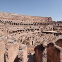 Turisti incivili, non c'è pace per il Colosseo: vandalismi e anche un drone non autorizzato