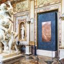 A Roma, tagli e buchi di Lucio Fontana tra i capolavori di Bernini e Caravaggio. La mostra alla Galleria Borghese 