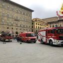 Firenze, si mette pericolosamente in bilico sulla terrazza degli Uffizi: “l'ho fatto per diventare famoso”