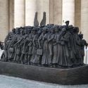 Il papa ha inaugurato un monumento ai migranti in piazza San Pietro