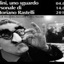 Federico Fellini nell'obiettivo (confidenziale) di Vittoriano Rastelli alla Casa del Cinema