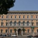 Diego Perrone crea una scultura in bronzo che dialoga con l'antico al Museo Nazionale Romano