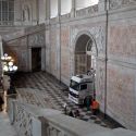 Assurdo a Napoli: un camion entra e si posteggia nel salone d'ingresso di Palazzo Reale, salendo sui marmi
