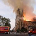 Parigi, brucia Notre-Dame: enorme incendio, il fuoco avvolge la cattedrale, crollata la guglia. Il video in diretta