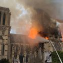 Incendio di Notre-Dame, la struttura è salva. Si lavora per salvare gli oggetti 