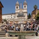 Roma: vietato sedersi e sdraiarsi sulla scalinata di Trinità dei Monti
