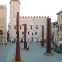 Todi, le colonne di Beverly Pepper installate in piazza del Popolo
