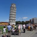 Incidono il loro nome sui marmi della Torre di Pisa: arrestati due turisti