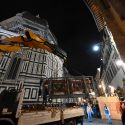 Firenze, le spettacolari immagini del trasporto della Porta Sud del Battistero restaurata