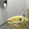 Rubato il wc d'oro di Maurizio Cattelan in Inghilterra 