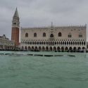 Venezia, oggi ancora acqua alta, toccati i 154 cm, San Marco chiusa. Il Comune apre un conto per gli aiuti