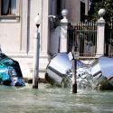 Venezia, due enormi bottiglie arrivano in Canal Grande. La provocazione ecologista di Xhixha e Braglia