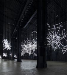 Milano, Cerith Wyn Evans protagonista alla Pirelli HangarBicocca con la sua mostra più grande in Italia