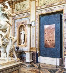 A Roma, tagli e buchi di Lucio Fontana tra i capolavori di Bernini e Caravaggio. La mostra alla Galleria Borghese 