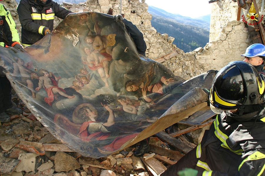 Salvataggio delle opere dalla parrocchiale dell'Annunziata di Arquata del Tronto (foto Corpo Nazionale dei Vigili del Fuoco)

