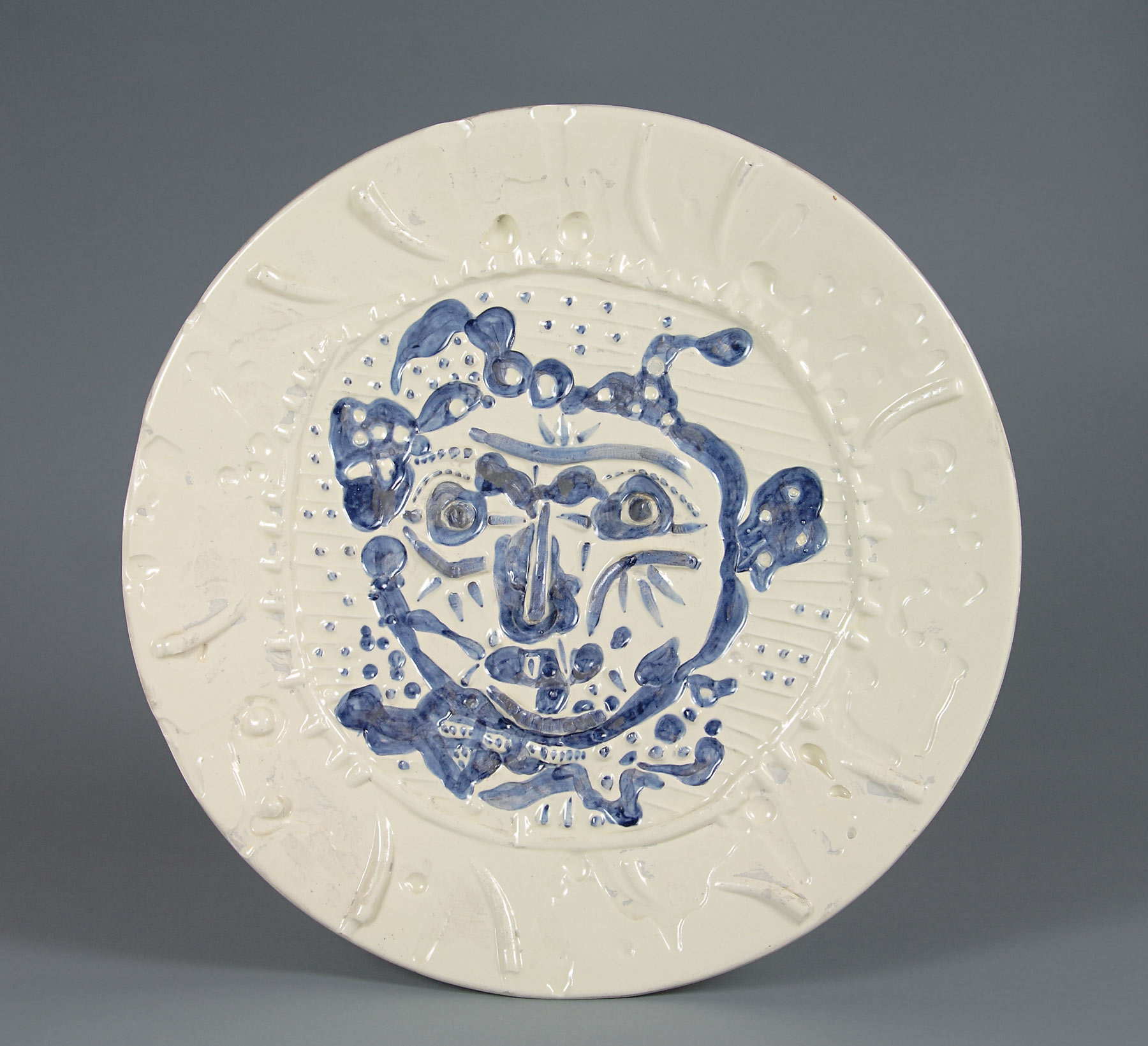 Pablo Picasso, Volto di fauno tormentato (1956, Vallauris; terraglia dipinta e invetriata, 3,7 x 42,5 cm; Faenza, Museo Internazionale della Ceramica)