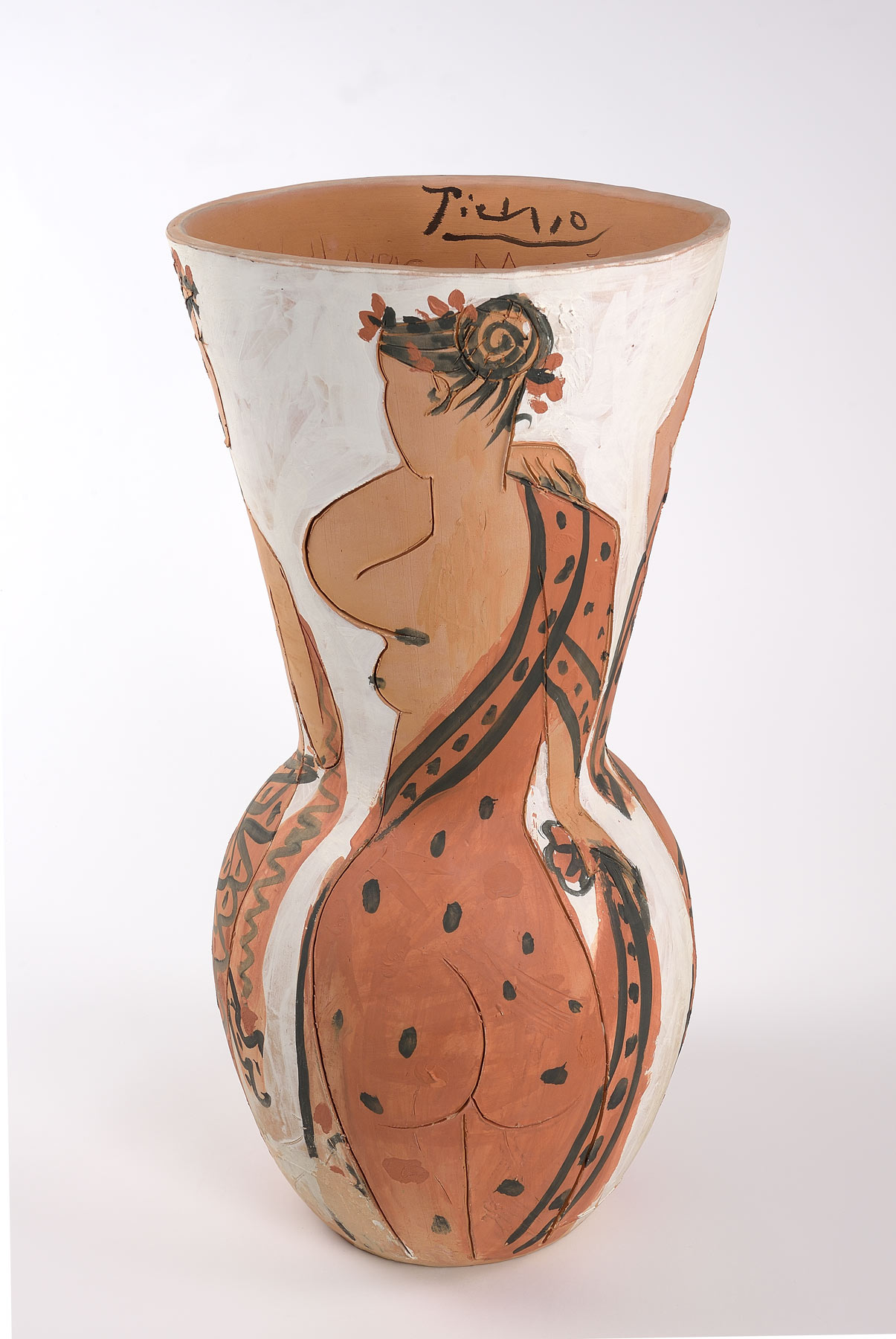 Pablo Picasso, Le quattro stagioni (maggio 1950, Vallauris; terracotta graffita e dipinta a ingobbi, 65 x 32 cm; Faenza, Museo Internazionale della Ceramica)