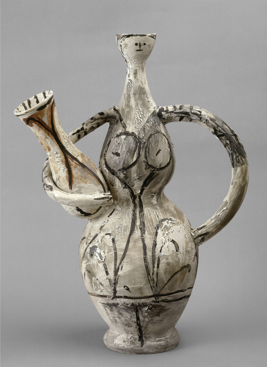 Pablo Picasso, Vaso: Donna con Anfora (1947-1948; Vallauris, ottobre; terra bianca: elementi torniti, modellati e assemblati, decoro a ingobbio e smalto bianco, incisioni, patina dopo la cottura, 44,5 x 32,5 x 15,5 cm; Parigi, Musée National Picasso). Ph. Béatrice Hatala