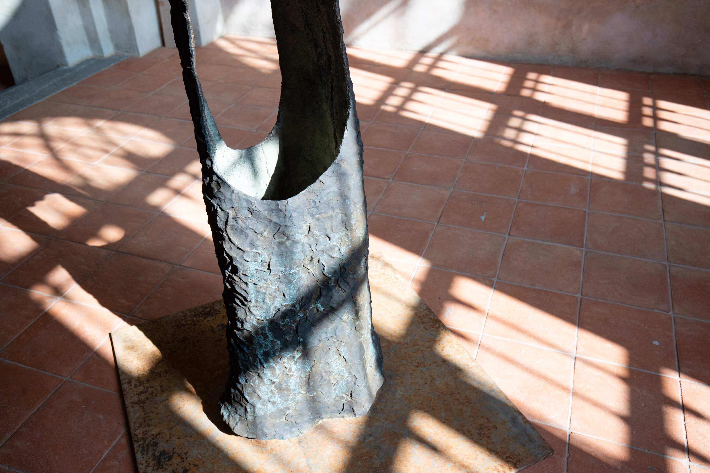 Giuseppe Penone, Dafne (2014; bronzo, 273 x 100 x 100 cm; Collezione privata). Exhibition view, Incidenze del vuoto @ Cuneo, chiesa di San Francesco