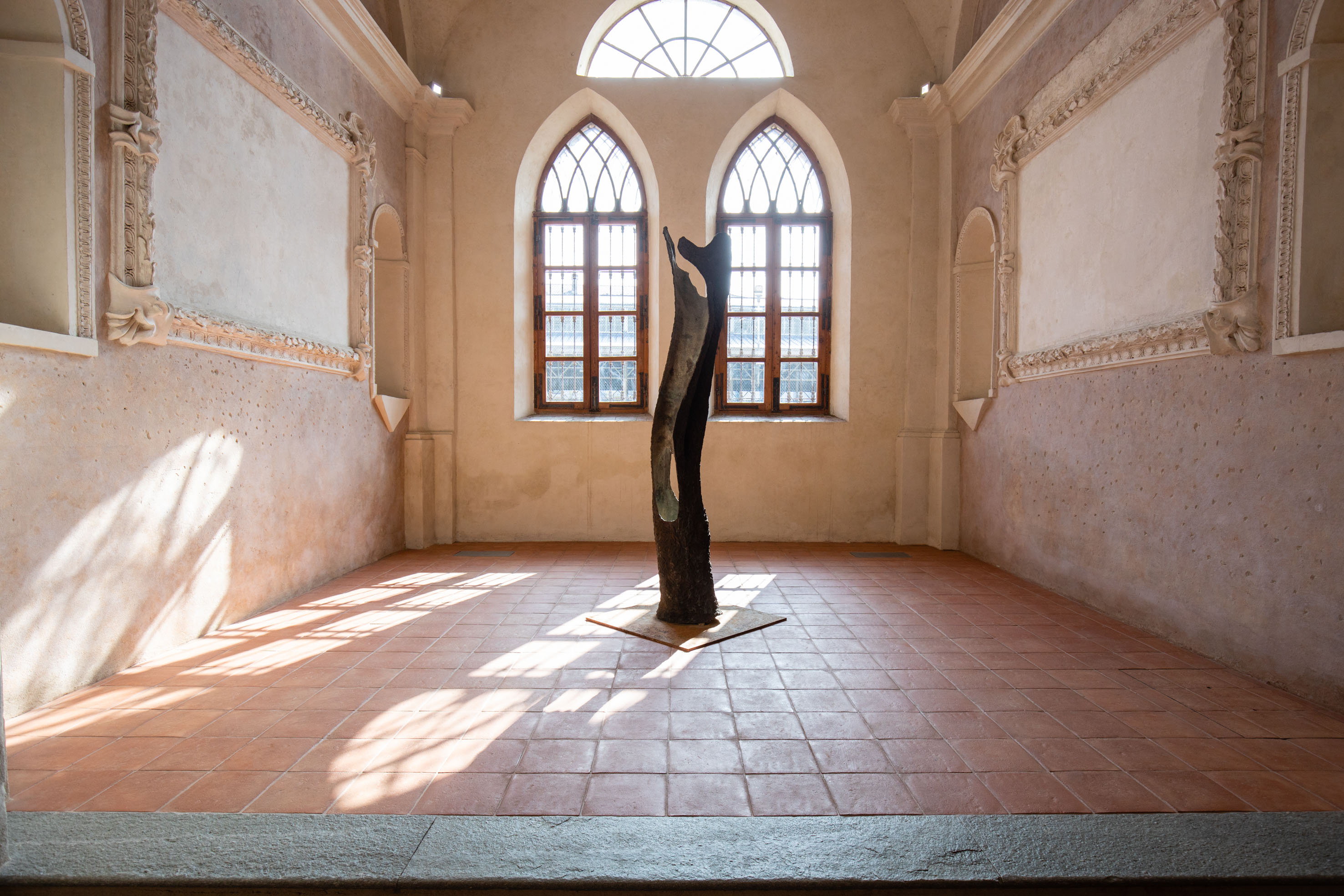 Giuseppe Penone, Dafne (2014; bronzo, 273 x 100 x 100 cm; Collezione privata). Exhibition view, Incidenze del vuoto @ Cuneo, chiesa di San Francesco
