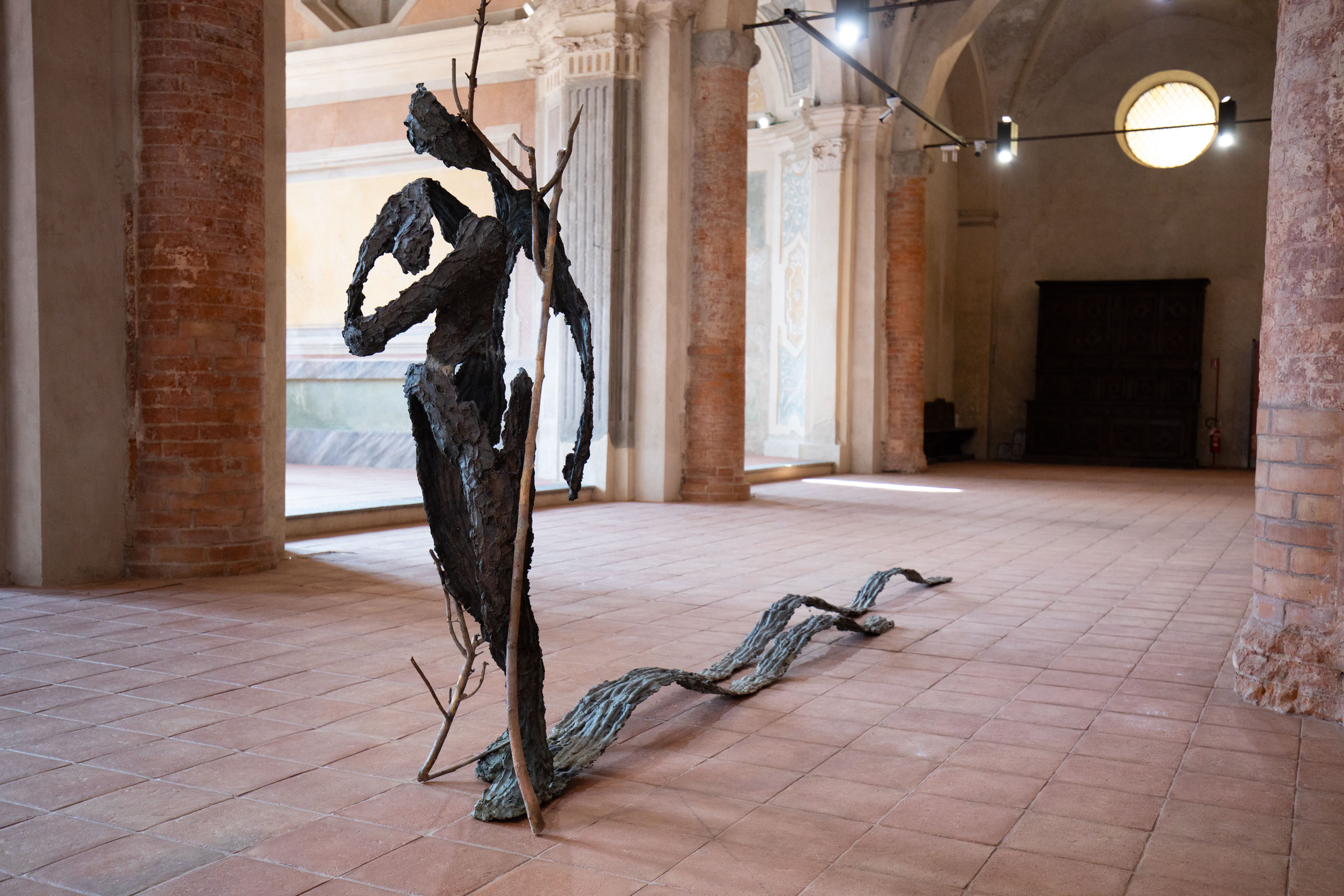 Giuseppe Penone, Opera dalla serie Gesti vegetali (1983-1986; bronzo; collezione). Exhibition view, Incidenze del vuoto @ Cuneo, chiesa di San Francesco