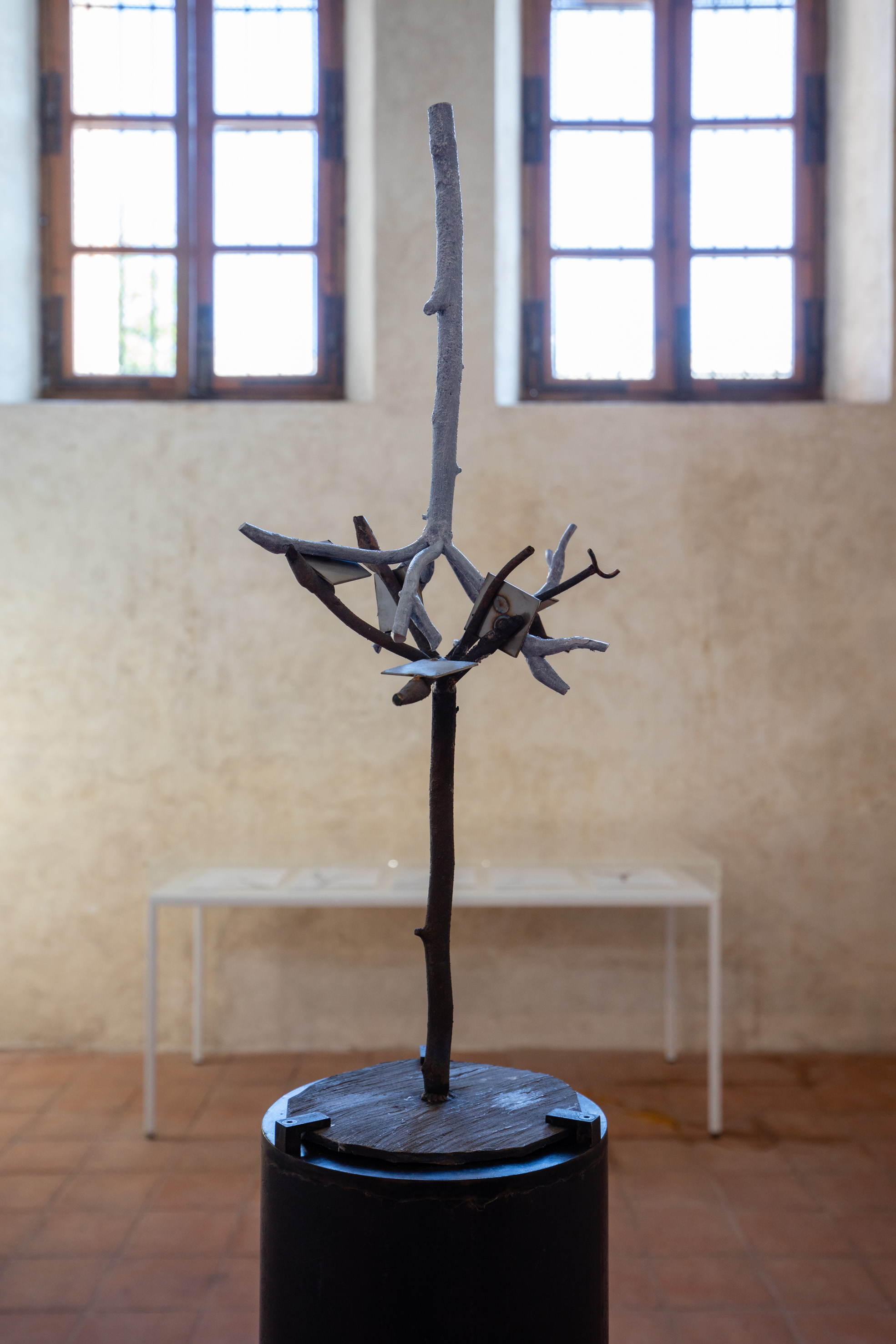Giuseppe Penone, Identità (2003; bronzo, acciaio, colore ad olio, 63 x 25 x 27 cm; Collezione privata). Exhibition view, Incidenze del vuoto @ Cuneo, chiesa di San Francesco