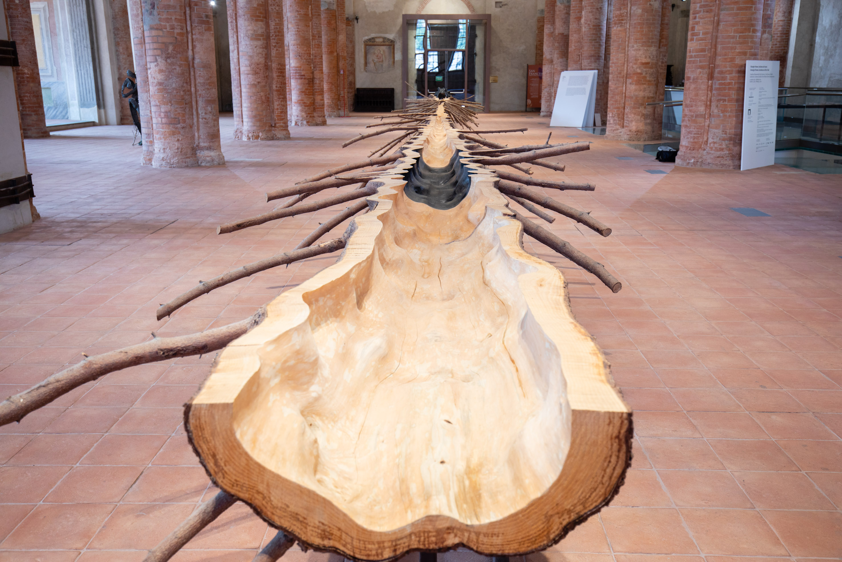 Giuseppe Penone, Matrice (2015; legno di abete e bronzo, 110 x 250 x 3000 cm; Collezione privata). Exhibition view, Incidenze del vuoto @ Cuneo, chiesa di San Francesco