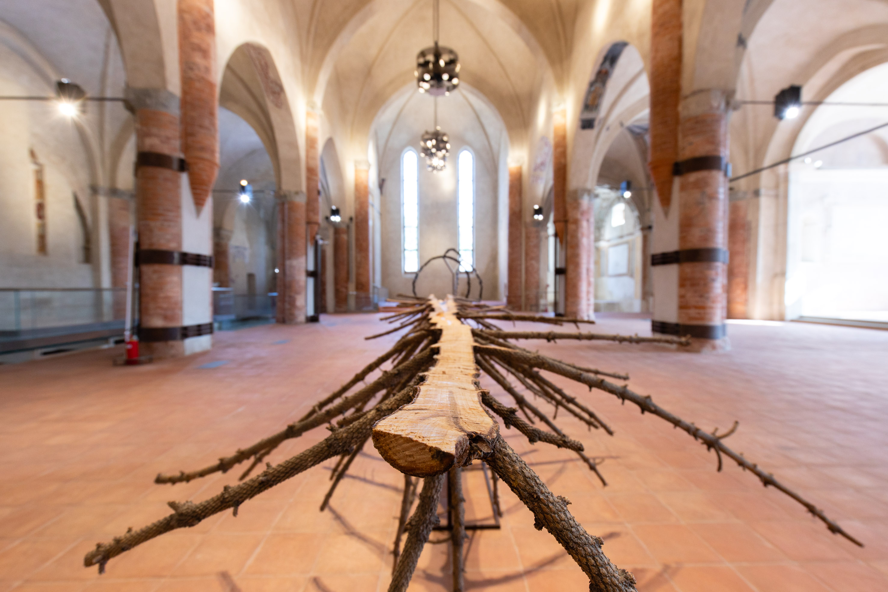 Giuseppe Penone, Matrice (2015; legno di abete e bronzo, 110 x 250 x 3000 cm; Collezione privata). Exhibition view, Incidenze del vuoto @ Cuneo, chiesa di San Francesco