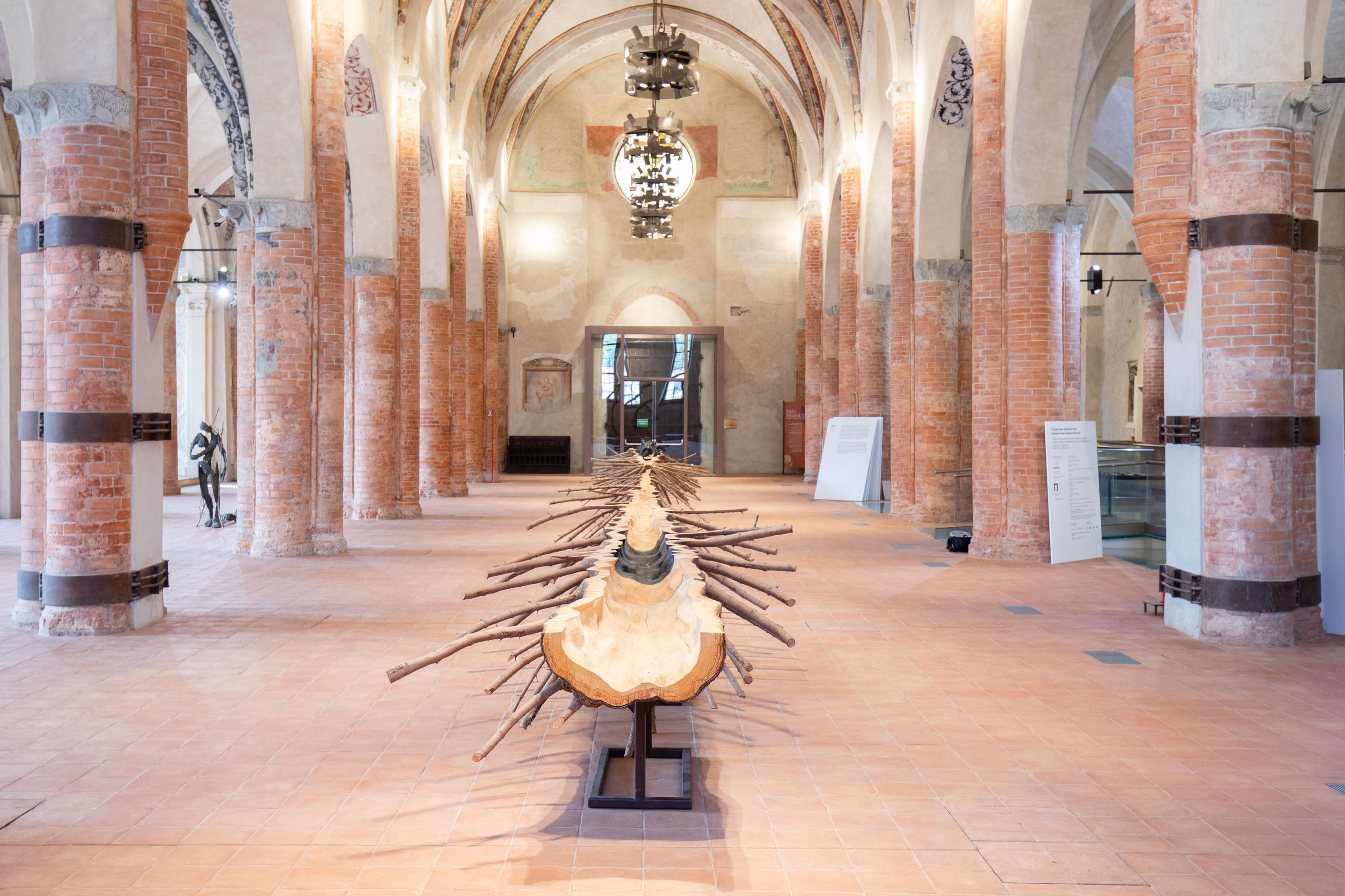Giuseppe Penone, Matrice (2015; legno di abete e bronzo, 110 x 250 x 3000 cm; Collezione privata). Exhibition view, Incidenze del vuoto @ Cuneo, chiesa di San Francesco