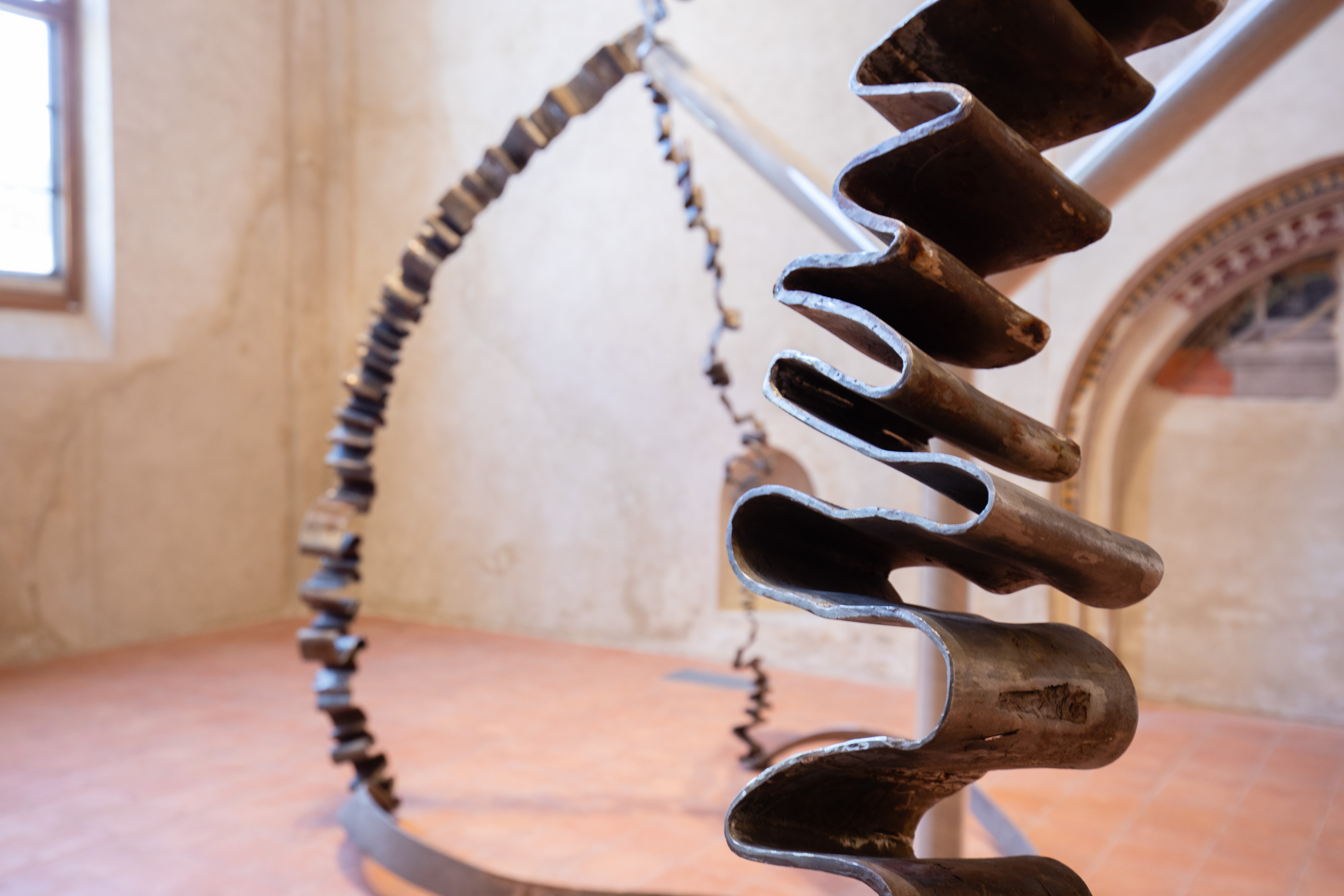 Giuseppe Penone, Suture (1987-1991; acciaio, plexiglass, terra; 345 x 400 x 370 cm; Collezione privata). Exhibition view, Incidenze del vuoto @ Cuneo, chiesa di San Francesco