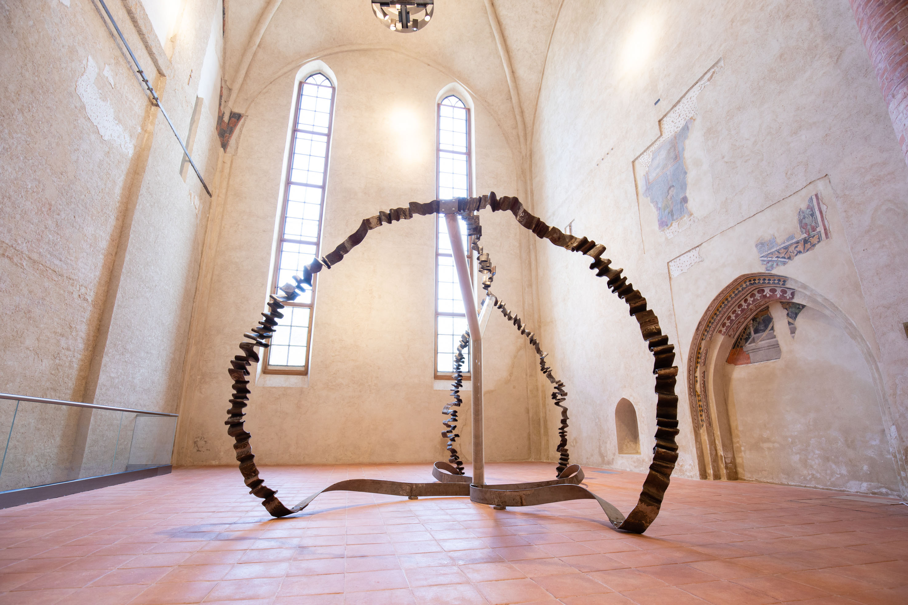 Giuseppe Penone, Suture (1987-1991; acciaio, plexiglass, terra; 345 x 400 x 370 cm; Collezione privata). Exhibition view, Incidenze del vuoto @ Cuneo, chiesa di San Francesco