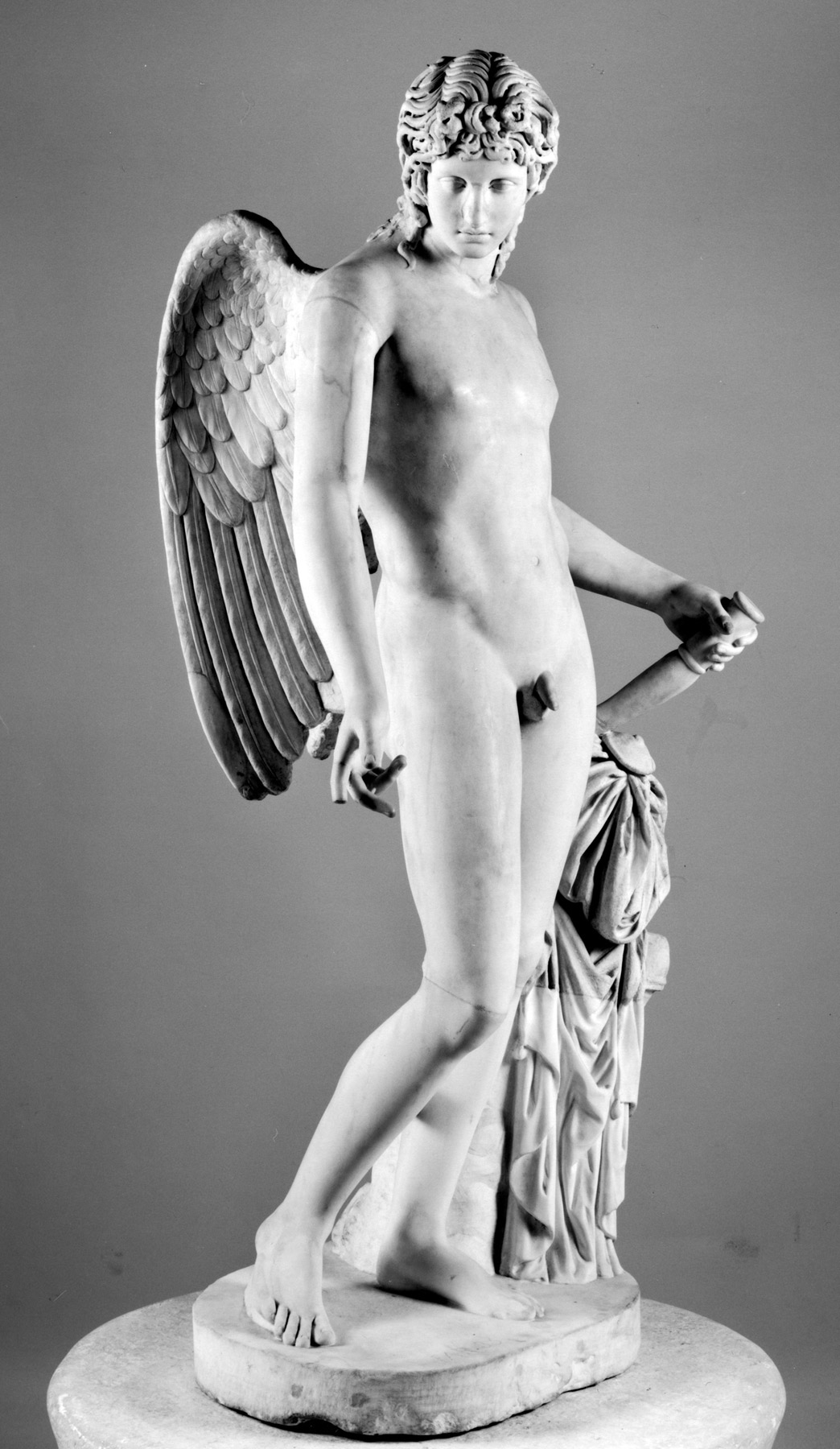 Arte romana, Statua di Eros tipo Centocelle (II secolo d.C.; marmo bianco a grana fine, altezza 165 cm; Napoli, Museo Archeologico Nazionale, inv. 6353) Arte romana, Statua di Eros tipo Centocelle (II secolo d.C.; marmo bianco a grana fine, altezza 165 cm; Napoli, Museo Archeologico Nazionale, inv. 6353)