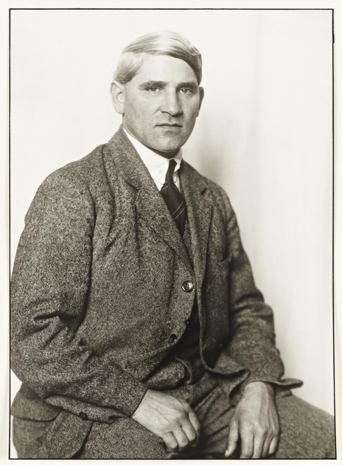 August Sander, Ritratto di Otto Freundlich (1925 circa; fotografia alla gelatina d'argento su carta, 26 x 18 cm; Londra, Tate Modern) August Sander, Ritratto di Otto Freundlich (1925 circa; fotografia alla gelatina d'argento su carta, 26 x 18 cm; Londra, Tate Modern)