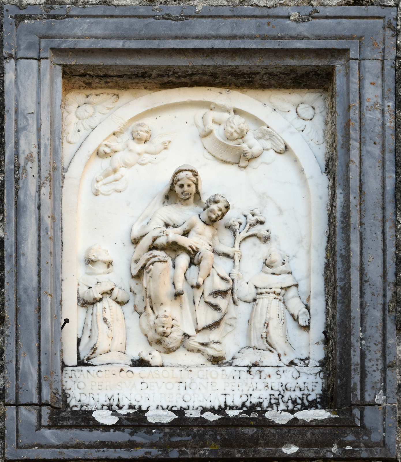 Scultore ignoto, Madonna col Bambino e i santi Francesco e Antonio (1676; marmo, 70 x 45 cm; Fosdinovo, borgo di Marciaso)
