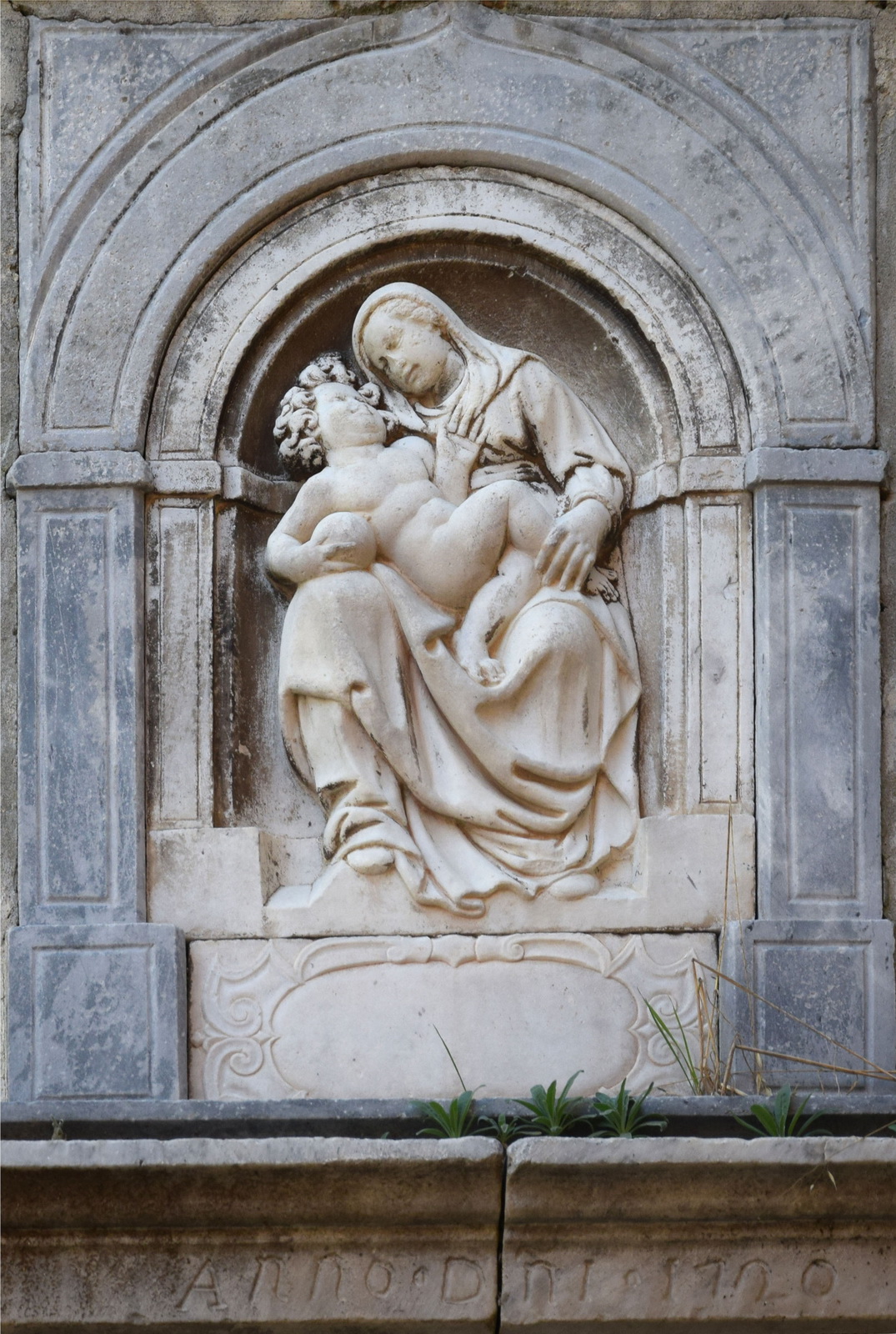 Scultore ignoto, Madonna col Bambino (fine XVI secolo-inizio XVII; marmo, 45 x 35 cm; Massa, borgo di Forno)
