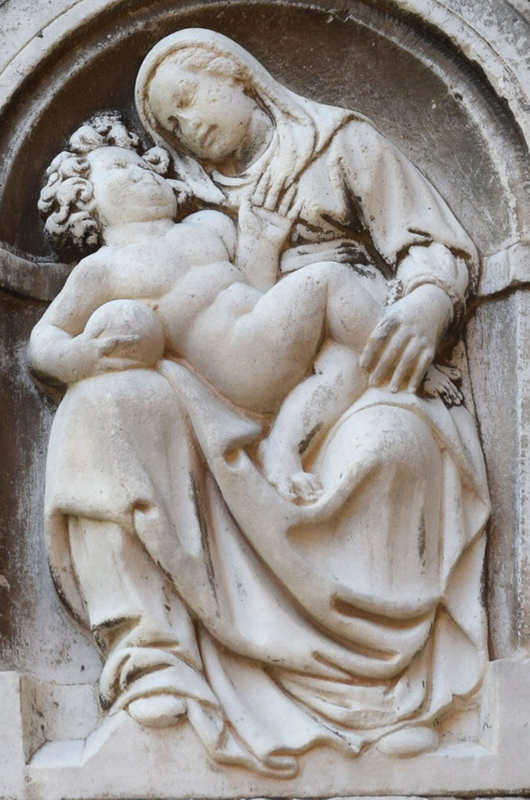 Scultore ignoto, Madonna col Bambino (1598; marmo; Carrara, quartiere di Nazzano)
