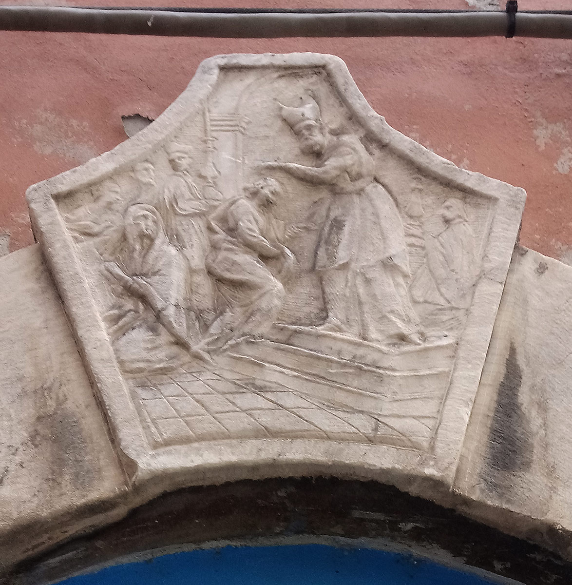 Scultore ignoto, Presentazione al Tempio (XVII secolo; marmo; Carrara, via Pellegrino Rossi)
