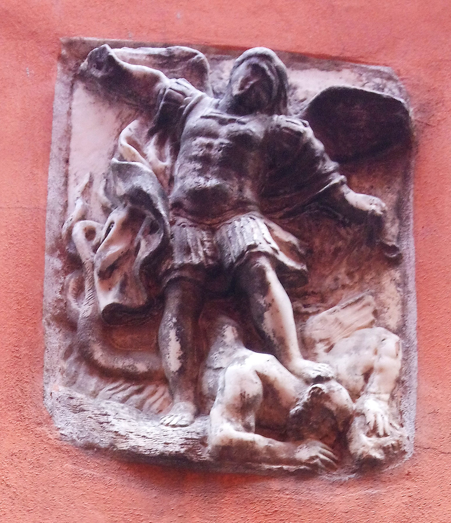 Scultore ignoto, San Michele arcangelo (XVII secolo; marmo; Carrara, via Nuova)
