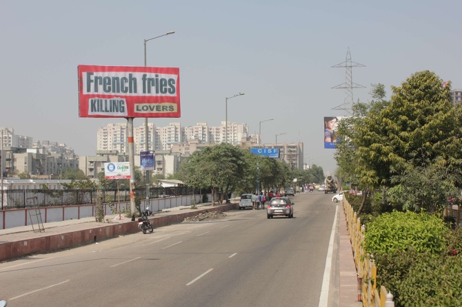 Cristian Bugatti, French fries killing lovers (2014; manifesto, 600 x 300 cm)
