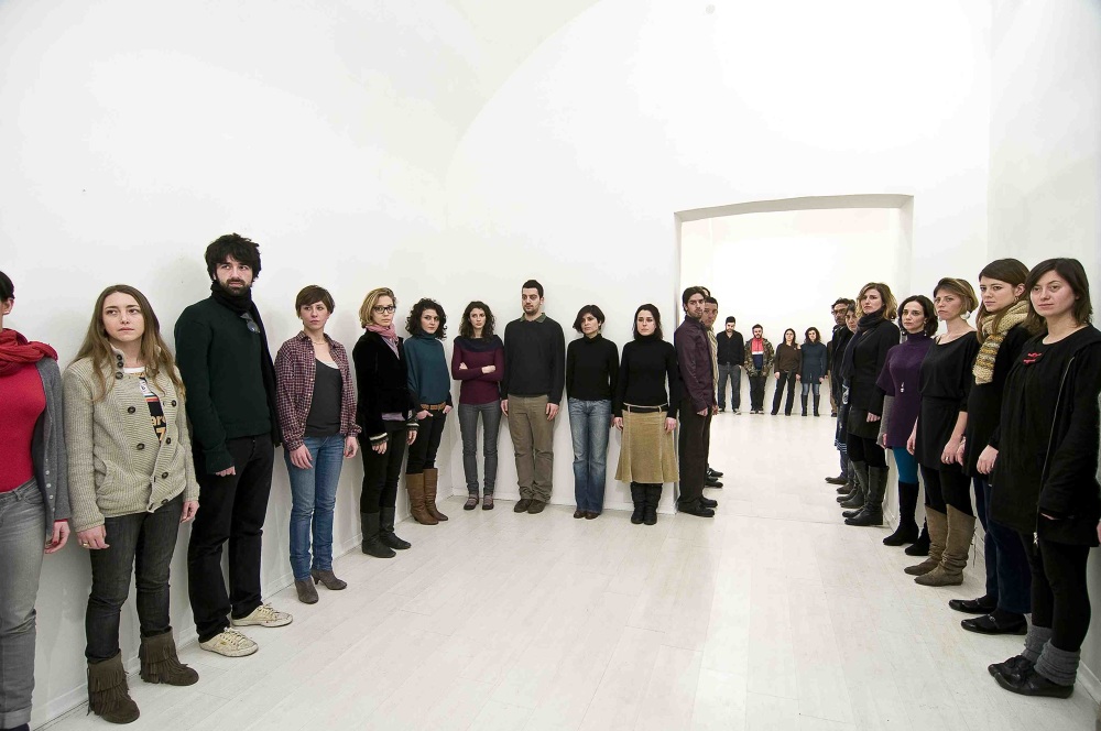 Cristian Bugatti, Sento tutti gli occhi addosso (2010; performance)
