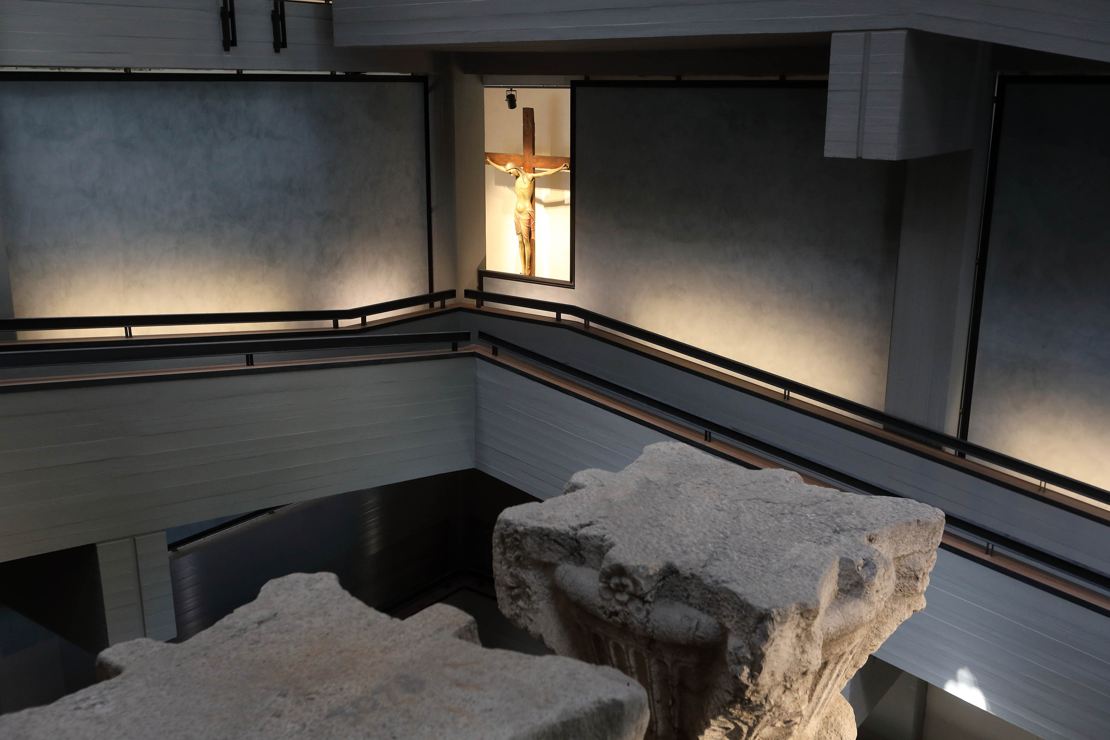 Rampa Padiglione B, Capitelli (ex Duomo di Messina) e Crocifisso ligneo di ignoto (XIV-XV secolo). Ph. Credit Foto Parrinello Rampa Padiglione B, Capitelli (ex Duomo di Messina) e Crocifisso ligneo di ignoto (XIV-XV secolo). Ph. Credit Foto Parrinello